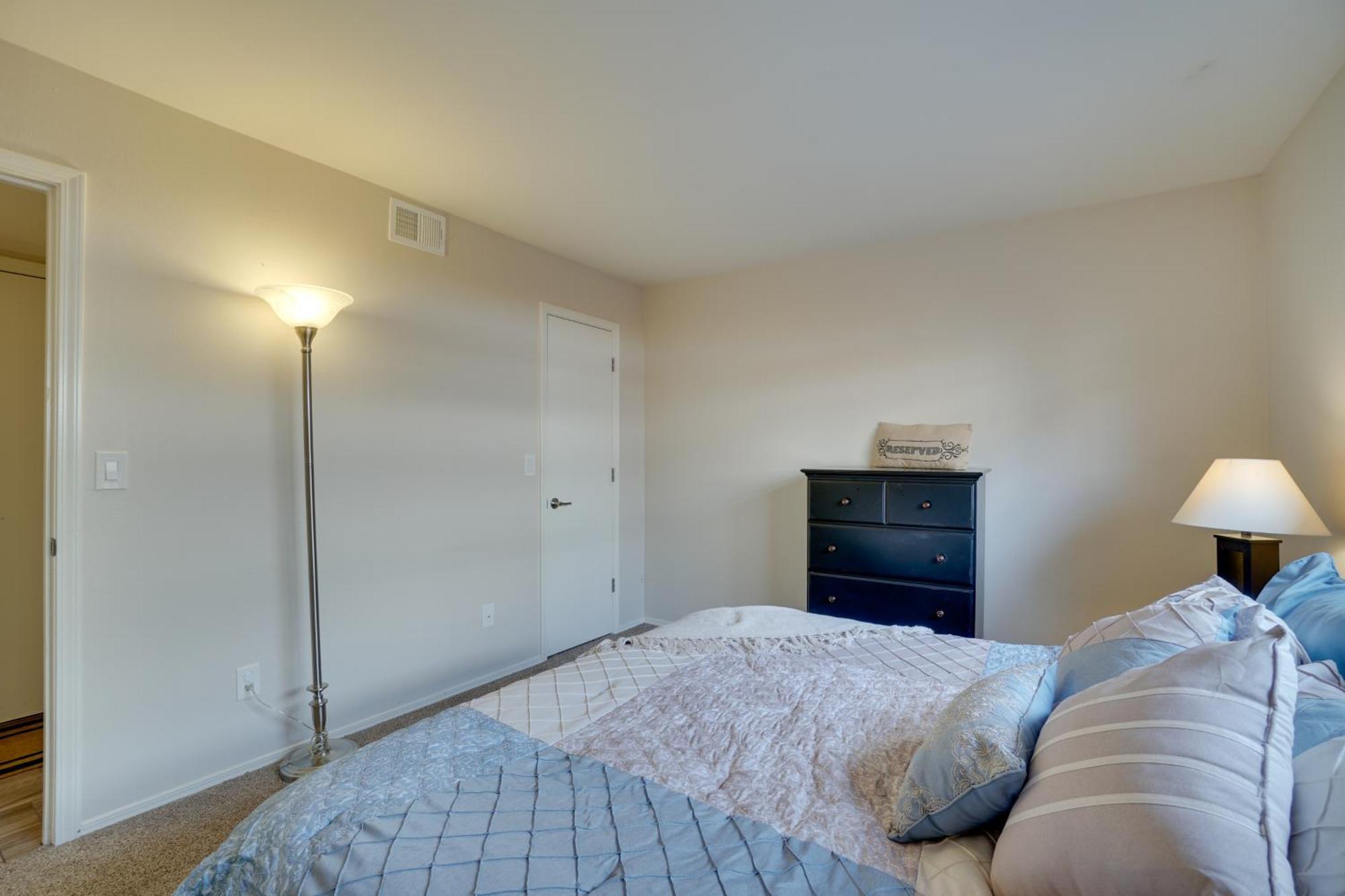 Hébergement de vacances Townhome With Grill About 3 Mi To Downtown! *