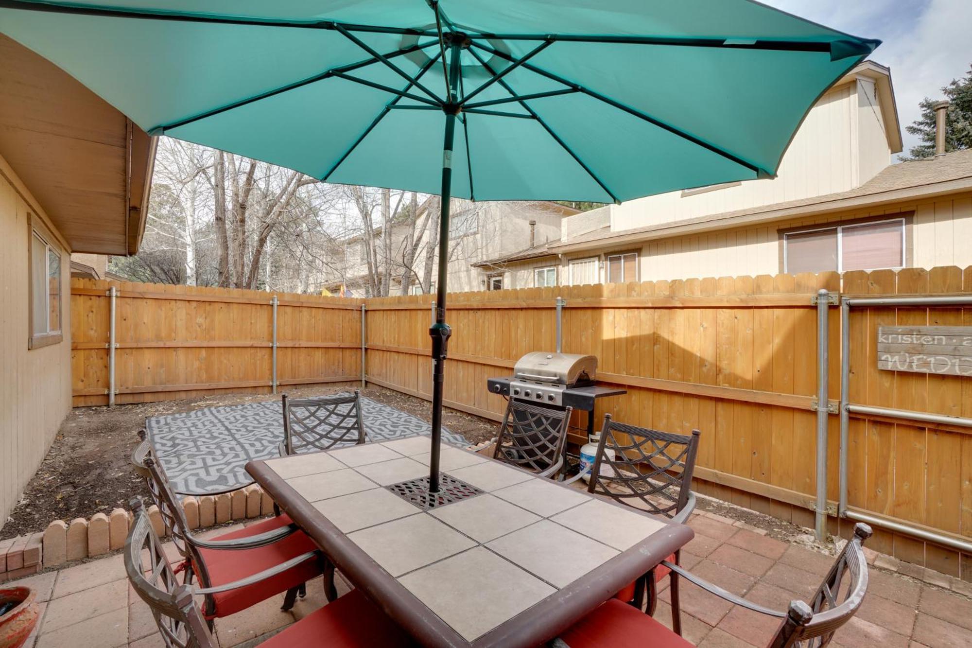 Hébergement de vacances Townhome With Grill About 3 Mi To Downtown!